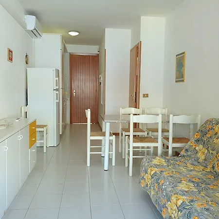 And Cozy Flat 100m From The - Beahost